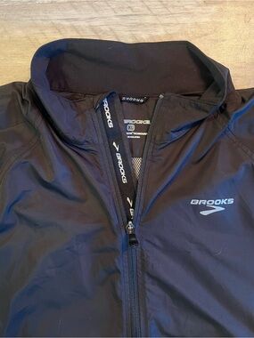 Brooks Mens Jacket XL Black Long Sleeve Layering Full Zip Vented Lightweight
